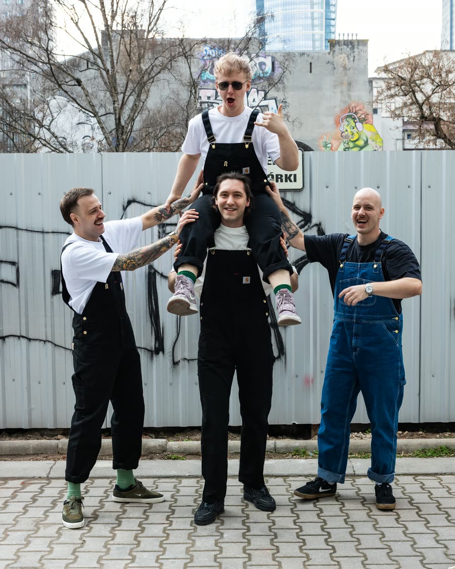 Donkey Shoe - the whole crew out in the city
